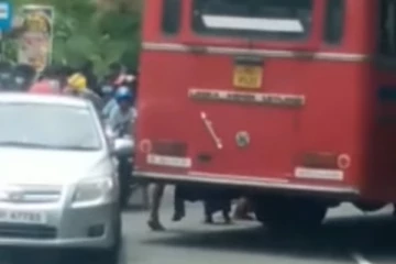 உயிரை பணயம் வைத்து நூற்றுக்கணக்கான பயணிகளை காப்பாற்றிய சாரதி