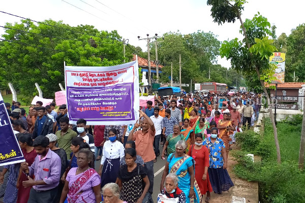முற்றுகையிடப்பட்டது பிரதேச செயலகம் - தீயிடப்பட்ட கடிதம்; தொடர் பதற்ற நிலை! | Jaffna Tellipalai Protest University Student Army