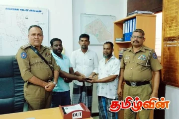 வீதியில் கண்டெடுக்கப்பட்ட பணப்பையை உரியவரிடம் ஒப்படைத்த இளைஞன்