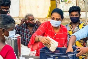 உணவில்லாமல் தவிக்கும் மக்களுக்கு உதவிய  நடிகை ஷகீலா - தீயாய் பரவும் புகைப்படம்