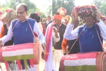 பழங்குடியின மக்களுடன் சேர்ந்து நடனமாடிய மந்திரி: வைரலாகும் காணொளி