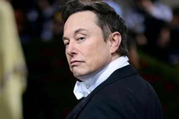 அமேசான் நிறுவனரை விமர்சித்த எலான் மஸ்க்