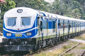 தொடருந்து - கார் மோதி கோர விபத்து..! இருவர் உயிரிழப்பு