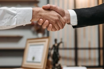 கனடாவில் போலி சட்டத்தரணிகள் குறித்து எச்சரிக்கை