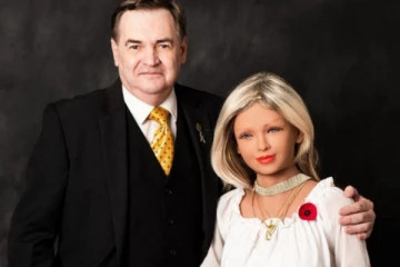 4 வருட காதல்.. அவுஸ்திரேலியாவில் ரோபோவை திருமணம் செய்யும் வினோத மனிதர்.. காரணம் இது தான்!