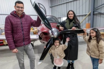 பிரித்தானியாவில் யூடியூப் பார்த்து விமானம் தயாரித்த இந்திய குடும்பம்! வைரல் புகைப்படங்கள்