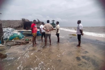 கடலில் ஏற்பட்ட மாற்றத்தால் அச்சத்தில் மன்னார் மக்கள்!