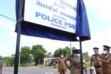 கடமை நேரத்தில் அலங்கோலமாக திரியும் பொலிஸார்! தமிழர் பகுதியில் சேவை பெறச் சென்றவர்கள் விசனம்