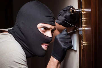 கதவை உடைத்து பணம் மற்றும் நகை திருட்டு