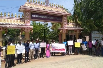 யாழ்.வேலணை மத்திய கல்லூரியின் புதிய அதிபர் நியமனத்திற்கு எதிராக மாணவர்களால் போராட்டம்!(Video)