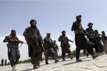 செய்தியாளர் மீது தாக்குதல் நடத்தும் தலிபான்கள்: நடந்தது என்ன?