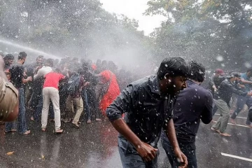 போராட்டக்காரர்கள் இராணுவ அதிகாரியின் துப்பாக்கியை களவாடிச் சென்றதாக குற்றச்சாட்டு