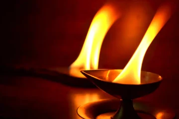 வீட்டில் சுவாமிக்கு ஆரத்தி காட்டும் போது இந்த மந்திரத்தை மட்டும் சொல்லுங்க... அப்புறம் பாருங்க!