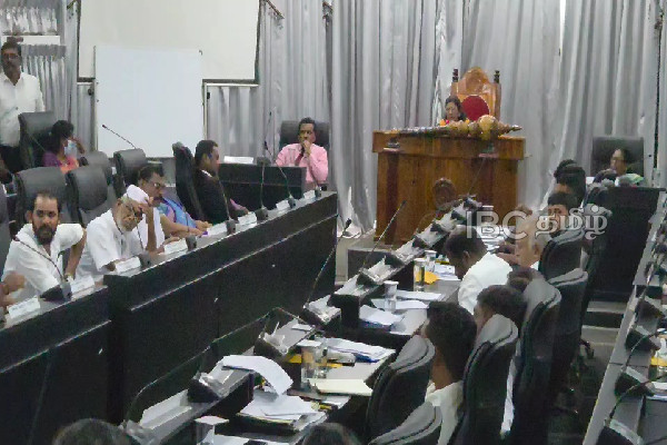 சதுரங்கம் விளையாடும் ஊழியர்கள்: யாழ். மாநகரசபை அமர்வில் அம்பலம் | Employees Playing Chess Jaffna Municipal Council சதுரங்கம் விளையாடும் ஊழியர்கள்: யாழ். மாநகரசபை அமர்வில் அம்பலம் | Employees Playing Chess Jaffna Municipal Council