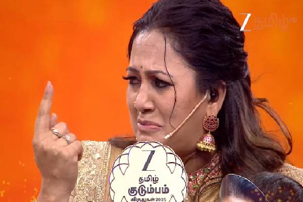 அம்மா முகமூடியுடன் விருது! ஒற்றை கேள்வியால் முழு அரங்கையும் அழ வைத்த அர்ச்சனா | Entertainer Of The Year Archana Zee Tamil Video