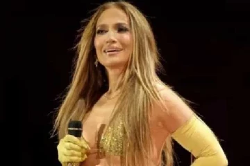 பர்த்டே லைவ் கான்செட்டில் நழுவிய ஆடை!! பிரபல பாடகி ஜெனிஃபர் லோபஸ் கொடுத்த ரியாக்ஷன்..