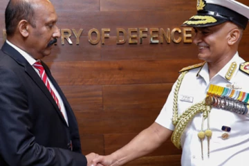 இலங்கையின் பாதுகாப்புச் செயலாளரை சந்தித்த இந்திய கடற்படைத் தளபதி (Photos)