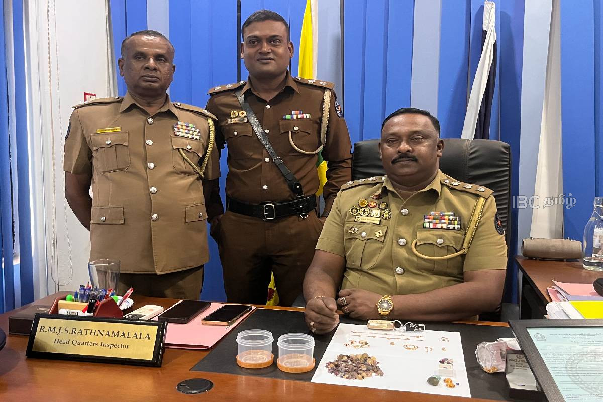 வவுனியாவில் பெண்ணை அத்துமீறலுக்கு உட்படுத்தி நகைகளை கொள்ளையடித்த ஐவர் கைது! | Five Arrested For Raping A Woman In Vavuniya வவுனியாவில் பெண்ணை அத்துமீறலுக்கு உட்படுத்தி நகைகளை கொள்ளையடித்த ஐவர் கைது! | Five Arrested For Raping A Woman In Vavuniya