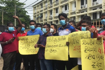 சுகாதார தொழிற்சங்கங்கள் ஒன்றிணைந்து வவுனியாவில் ஆர்ப்பாட்டம் முன்னெடுப்பு(Photos)