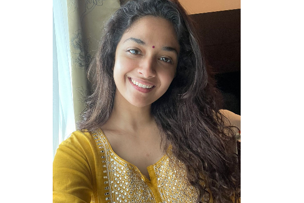 கொரோனாவில் இருந்து குணமான கீர்த்தி சுரேஷ்.. என்ன முகம் இப்படி டல் ஆகிடுச்சே ? - தமிழ்நாடு