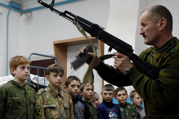 பாடசாலை மாணவர்களுக்கு போர்பயிற்சி - ரஷ்யா மீது குவியும் கண்டனம் | Russian Schools Are Becoming Militarized