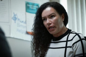 விசாரணையில் பெண்ணின் ஆடையை களைந்த பிரித்தானிய பொலிஸார்: 16 மணி நேரம் நிர்வாணமாக சிறையில் அடைப்பு