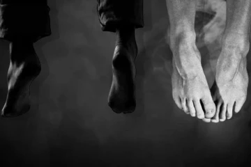 தகாத உறவில் இருந்த ஜோடி ஒரே மரத்தில் தூக்கிட்டு தற்கொலை - பகீர் சம்பவம்