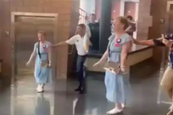 பள்ளியிலிருந்து அழுது கொண்டே வெளியேறிய ஆசிரியர்! கலங்க வைக்கும் காட்சி | Emotional Farewell Teacher Send Off Video