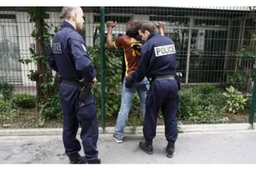 பிரான்சில் முகக்கவசம் அணியாத நபரை சோதனை செய்த பொலிசாருக்கு காத்திருந்த அதிர்ச்சி! என்ன வைத்திருந்தான் தெரியுமா?