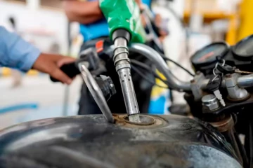 அம்பாறையில் மீண்டும் எரிபொருள் வரிசை; குற்றம் சுமத்தும் பொதுமக்கள்