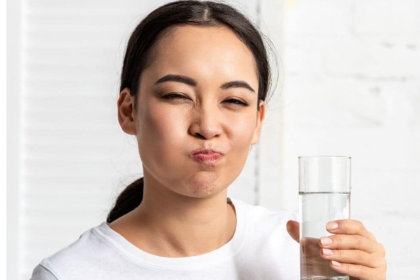 பல் துலக்கும் முன் தண்ணீர் குடித்தால் என்ன நடக்கும் தெரியுமா? ஆயுர்வேதம் என்ன சொல்கிறது | Water Before Brushing