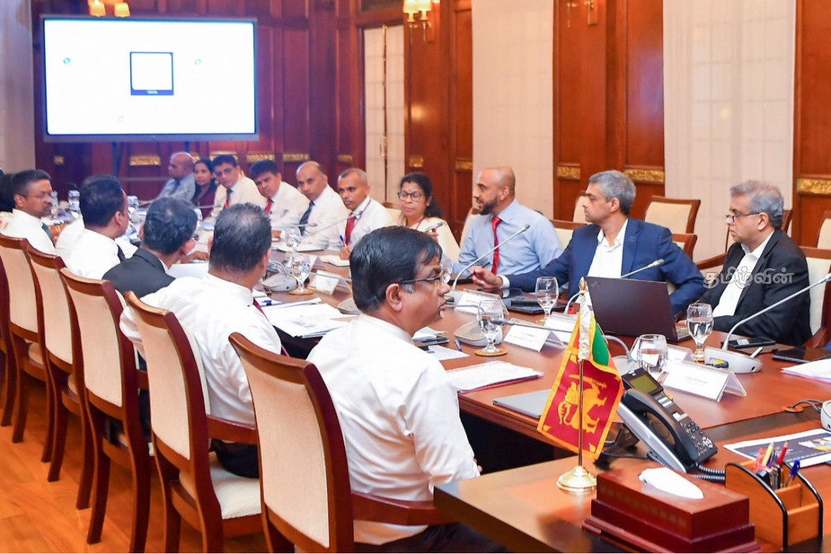அரச நிறுவனங்களை முழுமையாக டிஜிட்டல் மயமாக்கும் பணிகள் துரிதம் - ஜனாதிபதி அநுரகுமார தலைமையில் மீளாய்வுக் கூட்டம் | Achieve Full Digitization Are Being Accelerated