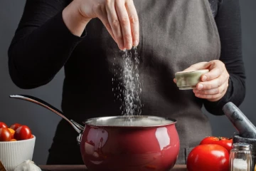 சமைக்கும் போது உப்பை கையில் எடுத்து போட்டால் பணம் கொட்டுமாம்! எந்த பாத்திரத்தில் வைக்க வேண்டும்?