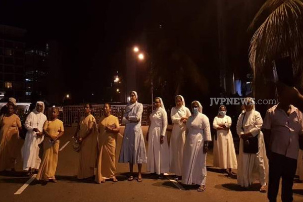 இன்னுமொரு மே 9 உருவாகிவிடக்கூடாது! காவல் அரண்களாக அருட்சகோதரியர்! (Photos) | Presidential Palace Dear Sisters As Watchtowers