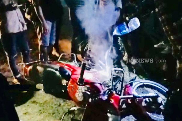 வவுனியாவில் திடீரென அடுத்தடுத்து தீப்பற்றி எரிந்த மோட்டார் சைக்கிள்கள்! | Motorcycles Suddenly Caught Fire In Vavuniya