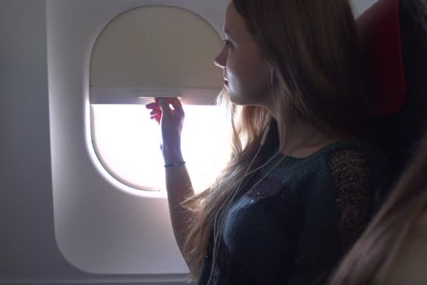 விமானம் டேக்-ஆஃப் ஆகும் போது ஏன் ஜன்னலை திறக்க வேண்டும்? அட இதில் உயிரே போற விஷயம் இருக்கா? | How To Open Sliding Window And How To