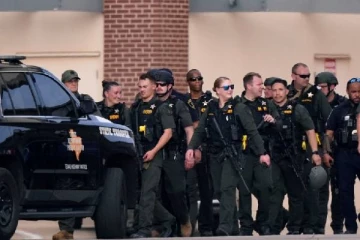 வணிக வளாகம் ஒன்றில் கொத்தாக கொல்லப்பட்ட மக்கள்: ஆயுததாரி சுட்டுக்கொலை