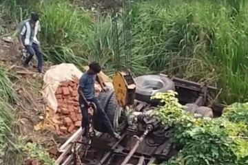 செங்கற்களுடன் பாலத்திலிருந்து கவிழ்ந்த லொறி ; இருவருக்கு நேர்ந்த துயரம்