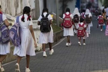 25 ஆண்டுகளாக ஒரே பாடசாலையில் சேவையில் உள்ள அதிபர்; கேள்வி எழுப்பும் பெற்றோர் !