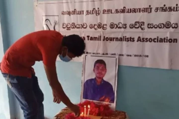 கொரோனாவால் மரணமடைந்த ஊடகவியலாளருக்கு வவுனியாவில் அஞ்சலி