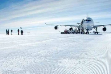 முதன்முறையாக அண்டார்டிகாவில் தரையிறங்கிய விமானம்