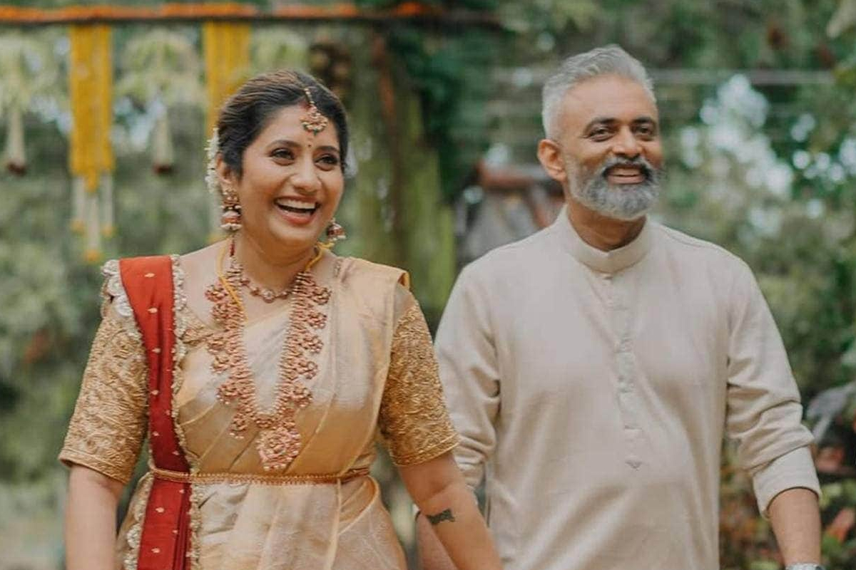 திருமண நாளில் கணவருடன் பிரியங்கா தேஷ்பாண்டே வெளியிட்ட வீடியோ.. என்ன செய்திருக்கிறார் பாருங்க | Vj Priyanka Vasi One Year Wedding Anniversary