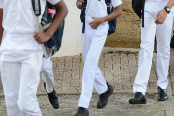 யாழில் மாணவிகளிடம் தகாத முறையில் நடந்துக்கொண்ட இருவர்: தட்டிக்கேட்ட மாணவனுக்கு நேர்ந்த நிலை | Youths Misbehaved With Female Students In Jaffna