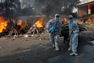 திறந்த வெளிகளில் தற்காலிக தகன மேடைகள் - 24 மணிநேரமும் குவியும் உடல்கள்