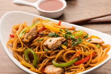 நூடுல்ஸ் பிரியரா நீங்கள்? இந்த அதிர்ச்சி காட்சியை பாருங்க! வாழ்நாள் முழுவதும் சாப்பிட மாட்டீங்க