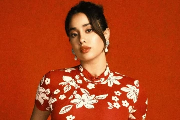 அட்டை படத்திற்கு ஹாலிவுட் ஹீரோயின் போல் போஸ் கொடுத்து அதிர வைத்த ஜான்வி கபூர்