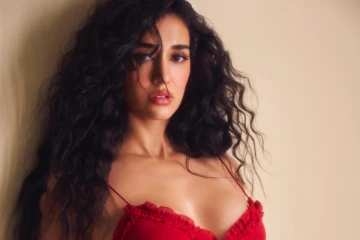 நடிகை திஷா பாட்னி ரெட் ஹாட் போட்டோஷூட்