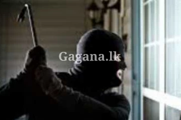 තියුණු ආයුධත් රැගෙන බිය ගන්වා නගරයක කළ විසල් කොල්ලය - පොලීසියත් වහා ක්‍රියාත්මක වෙයි..