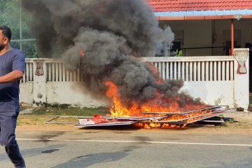 எரியூட்டப்பட்ட ஸ்ரீ லங்கா பொதுஜனப் பெரமுன கட்சியின் காரியாலயம்! (படங்கள்)