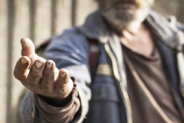 சாப்பாடு வழங்க தாமதம் : ஆத்திரமடைந்த யாசகர் விடுதி உரிமையாளரின் மனைவி மீது கடும் தாக்குதல்